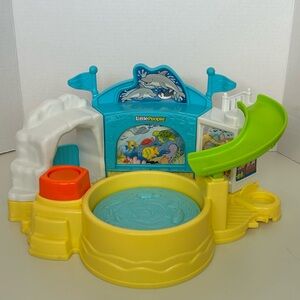 Fisher-Price Little People Aquarium Visit with Spinner Playset